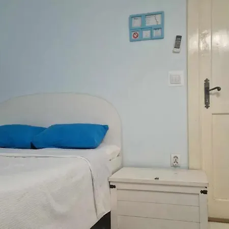 Apartment Cozy With Street View *